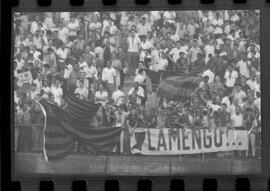 Fotografia "FUTEBOL = 'CAMPEONATO CARIOCA DE PROFISSIONAIS' Jogo Flamengo x Botafogo (3 x 1), America x Portuguesa (2 x 1), Madureira x Bangu (1 x 2), C. Grande x S. Cristovão (1 x 0) e C. Rio x Olaria (1 x 7), Reportagem de Esporte" ([Local n/d] , 1963) [negativo]. / Fotógrafo(a): Equipe.  -- ITEM-0268.