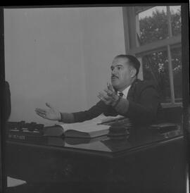 Fotografia "Rebelião dos Lavradores que ocupam Terras em Capivari' Padre Anibal, depondo no Forum de Caxias - caso de Capivari, Reportagem de Broxado" ([Local n/d] , 1963) [negativo]. / Fotógrafo(a): Ferreira.  -- ITEM-0006.