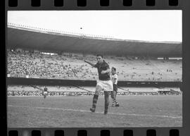 Fotografia "CAPEONATO [CAMPEONATO] CARIOCA DE 1963' (PROFISSIONAIS) (1º Turno) Jogo Famengo [Flamengo] x Campo Grande (5 x 0); Jogo Flamengo e Campo Grande, Reportagem de Esporte" ([Local n/d] , 1963) [negativo]. / Fotógrafo(a): Ribeiro; Demócrito.  -- ITEM-0058.