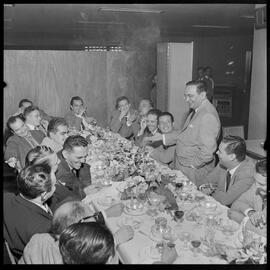 Fotografia "Banquete 'Última Hora'" ([Local n/d] , [Data n/d]) [negativo]. / Fotógrafo(a): [Autoria n/d].  -- ITEM-0011.