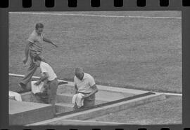 Fotografia "Campeonato Carioca de Profissionais de 63 (1° Turno) Esporte - jogo Fluminense (1 x 0) Bonsucesso" ([Local n/d] , 1963) [negativo]. / Fotógrafo(a): Democrito.  -- ITEM-0026.