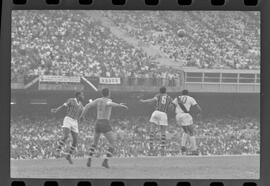 Fotografia "Jogos Campeonato Carioca; 'CAMPEONATO CARIOCA DE 1963' de PROFISSIONAIS (1º Turno) Jogos Vasco x Fluminense (3 x 1) Botafogo x Canto do Rio (3 x 0) America x Madureira (5 x 2) e Olaria x Portuguesa, Reportagem de Esporte" ([Local n/d] , 1963) [negativo]. / Fotógrafo(a): Equipe.  -- ITEM-0107.