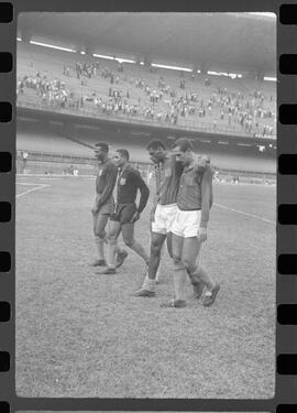 Fotografia "FLUMINENSE X BONSUCESSO; 'CAPEONATO [CAMPEONATO] CARIOCA DE FUTEBOL PROFISSIONAIS' Jogo no Maracanã - Fluminense x Bonsucesso (3x0), sendo que este jogo foi anulado devido a irregularidade havida), Reportagem de Esporte" ([Local n/d] , 1963) [negativo]. / Fotógrafo(a): Demócrito; Ribeiro.  -- ITEM-0078.