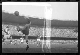 Fotografia "Jogos Campeonato Carioca; 'CAMPEONATO CARIOCA DE 1963' de PROFISSIONAIS (1º Turno) Jogos Vasco x Fluminense (3 x 1) Botafogo x Canto do Rio (3 x 0) America x Madureira (5 x 2) e Olaria x Portuguesa, Reportagem de Esporte" ([Local n/d] , 1963) [negativo]. / Fotógrafo(a): Equipe.  -- ITEM-0145.