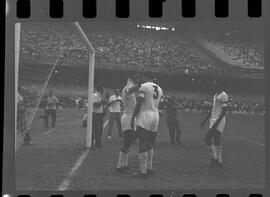 Fotografia "FLUMINENSE X BONSUCESSO; 'CAPEONATO [CAMPEONATO] CARIOCA DE FUTEBOL PROFISSIONAIS' Jogo no Maracanã - Fluminense x Bonsucesso (3x0), sendo que este jogo foi anulado devido a irregularidade havida), Reportagem de Esporte" ([Local n/d] , 1963) [negativo]. / Fotógrafo(a): Demócrito; Ribeiro.  -- ITEM-0043.