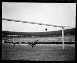 Fotografia "Futebol - jogo Vasco x Santos" ([Local n/d] , [Data n/d]) [negativo]. / Fotógrafo(a): [Autoria n/d].  -- ITEM-0014.