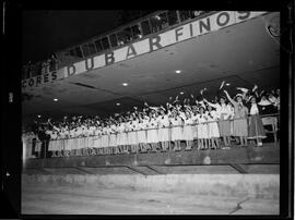 Fotografia "Religião Católica (Procissão de Nossa Senhora de Fátima), Reportagem Geral" ([Local n/d] , [Data n/d]) [negativo]. / Fotógrafo(a): Equipe.  -- ITEM-0016.