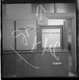 Fotografia "FALTA D'ÁGUA; 'FALTA D'ÁGUA' FALTA D'ÁGUA (reportagem em hospital com seu expediente encerrado por falta de água)" ([Local n/d] , 1963) [negativo]. / Fotógrafo(a): Rodolfo.  -- ITEM-0003.