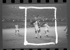 Fotografia "Futebol; 'FUTEBOL = LIBERTADORES DAS AMÉRICAS' Botafogo x Alianza de Lima (2 x 1) (Fases do jogo realizado no Maracanã)" ([Local n/d] , 1963) [negativo]. / Fotógrafo(a): Demócrito.  -- ITEM-0014.