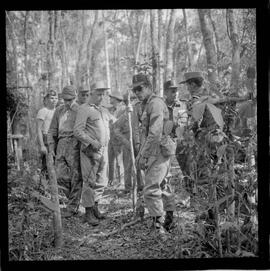 Fotografia "Manobras em Ribeirão das Lages (Paraquedistas: Sobrevivência na Selva operação); 'PARAQUEDISTAS' PARAQUEDISTAS em manobra em Ribeirão das Lages" ([Local n/d] , 1963) [negativo]. / Fotógrafo(a): Méra; Caban.  -- ITEM-0063.