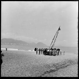 Fotografia "Jangadeiros Cearenses na redação de Última Hora" ([Local n/d] , [Data n/d]) [negativo]. / Fotógrafo(a): [Autoria n/d].  -- ITEM-0008.