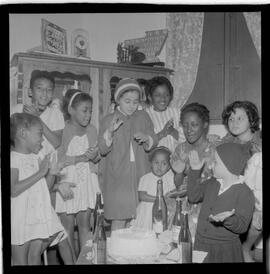 Fotografia "Garrincha - (Senhora) Caso do Desquite de Garrincha em Páu Grande (Reportagem em sua residência com festividades de aniversário de uma de suas Filhas), Reportagem de Oscar Cardoso" ([Local n/d] , 1963) [negativo]. / Fotógrafo(a): Joel.  -- ITEM-0009.