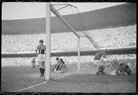 Fotografia "Futebol - R.J. (Copa Rio - 1951) (Maracanã) Juventus 2 (Itália) x Palmeiras 2 (Brasil), Repórter: Equipe, Seção: Esportes" ([Local n/d] , 1951) [negativo]. / Fotógrafo(a): Equipe.  -- ITEM-0017.