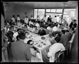 Fotografia "Banquetes na redação" ([Local n/d] , [Data n/d]) [negativo]. / Fotógrafo(a): [Autoria n/d].  -- ITEM-0013.