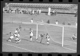 Fotografia "CAMPEONATO CARIOCA DE PROFISSIONAIS DE 1963 (1º TURNO) Jogos - Campeonato Carioca. Flamengo x Madureira (5 x 0) - Vasco x América (2 x 0) e Fluminense x Portuguesa (1 x 1). e Peter Kedzierski, homem voador dos EUA, (Vôo)" ([Local n/d] , 1963) [negativo]. / Fotógrafo(a): Equipe.  -- ITEM-0058.