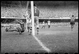 Fotografia "Futebol - R.J. (Campeonato Carioca - Jogo Botafogo x Fluminense), Seção: Esportes" ([Local n/d] , [Data n/d]) [negativo]. / Fotógrafo(a): Equipe.  -- ITEM-0099.