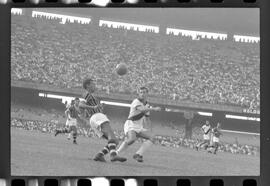 Fotografia "Jogos Campeonato Carioca; 'CAMPEONATO CARIOCA DE 1963' de PROFISSIONAIS (1º Turno) Jogos Vasco x Fluminense (3 x 1) Botafogo x Canto do Rio (3 x 0) America x Madureira (5 x 2) e Olaria x Portuguesa, Reportagem de Esporte" ([Local n/d] , 1963) [negativo]. / Fotógrafo(a): Equipe.  -- ITEM-0261.