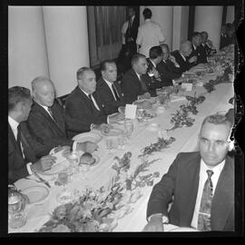 Fotografia "Banquete' oferecido por 'UH' ao Sr. Lúcio Meira, Almirante que foi escolhido o 'Homem do Ano'" ([Local n/d] , [Data n/d]) [negativo]. / Fotógrafo(a): Equipe.  -- ITEM-0064.