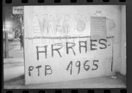 Fotografia "Propaganda Eleitoral' Nome de Arraes em Copacabana pichado no muro, para candidatar a presidência em 1965, Reportagem de Jones" ([Local n/d] , 1963) [negativo]. / Fotógrafo(a): Adyr Vieira.  -- ITEM-0001.