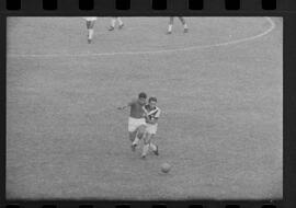 Fotografia "CAMPEONATO CARIOCA DE PROFISSIONAIS DE 1963 (1º TURNO) Jogos - Campeonato Carioca. Flamengo x Madureira (5 x 0) - Vasco x América (2 x 0) e Fluminense x Portuguesa (1 x 1). e Peter Kedzierski, homem voador dos EUA, (Vôo)" ([Local n/d] , 1963) [negativo]. / Fotógrafo(a): Equipe.  -- ITEM-0050.