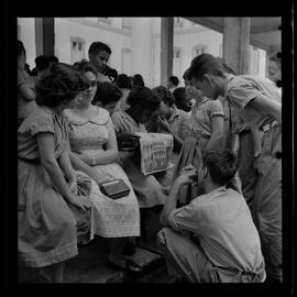 Fotografia " Suíte' da greve dos cegos, [Reportagem?] com Paulo Siqueira" ([Local n/d] , [Data n/d]) [negativo]. / Fotógrafo(a): Ribeiro.  -- ITEM-0012.