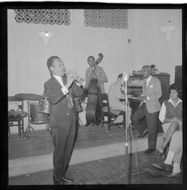 Fotografia "CLUBE RENASCENÇA' Booker Piltman e Eliana no Renascença e Walter Soares dos Santos o 'Walter Feijão', Reportagem de Zé Carlos" ([Local n/d] , 1963) [negativo]. / Fotógrafo(a): José Gomes.  -- ITEM-0017.