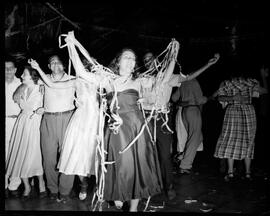 Fotografia "Rainha do Verão - Bailes de Carnaval, Reportagem Geral" ([Local n/d] , [Data n/d]) [negativo]. / Fotógrafo(a): Equipe.  -- ITEM-0001.