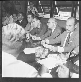 Fotografia "Presidente de clubes com diretores de TV; REUNIÃO DOS CLUBES DE FUTEBOL (DIRETORES) E DIRETORES DE TVS PARA RESOLVEREM O CASO DO CAMPEONATO DE FUTEBOL E TELEVISAMENTO_ HAVELANCE PRESIDIU" ([Local n/d] , 1961) [negativo]. / Fotógrafo(a): Demócrito.  -- ITEM-0016.