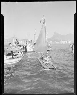 Fotografia "Jangadas (Pescando), Reportagem Geral" ([Local n/d] , [Data n/d]) [negativo]. / Fotógrafo(a): Jean Manzon.  -- ITEM-0008.