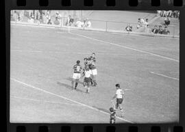 Fotografia "CAPEONATO [CAMPEONATO] CARIOCA DE 1963' (PROFISSIONAIS) (1º Turno) Jogo Famengo [Flamengo] x Campo Grande (5 x 0); Jogo Flamengo e Campo Grande, Reportagem de Esporte" ([Local n/d] , 1963) [negativo]. / Fotógrafo(a): Ribeiro; Demócrito.  -- ITEM-0082.