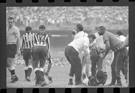 Fotografia "FUTEBOL = 'CAMPEONATO CARIOCA DE PROFISSIONAIS' Jogo Flamengo x Botafogo (3 x 1), America x Portuguesa (2 x 1), Madureira x Bangu (1 x 2), C. Grande x S. Cristovão (1 x 0) e C. Rio x Olaria (1 x 7), Reportagem de Esporte" ([Local n/d] , 1963) [negativo]. / Fotógrafo(a): Equipe.  -- ITEM-0048.