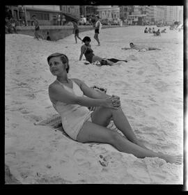 Fotografia "Concurso Rainha do Verão. Praia de Copacabana" ([Local n/d] , [Data n/d]) [negativo]. / Fotógrafo(a): Joel Maia.  -- ITEM-0004.