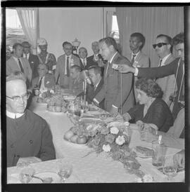 Fotografia "Usina Hidrelétrica Presidente João Goulart' Jango em Bom Jesus da Lapa (baía) por ocasião da inauguração da Uzina [Usina] Hidrelétrica 'Presid. Jango'" ([Local n/d] , 1963) [negativo]. / Fotógrafo(a): Neville.  -- ITEM-0016.