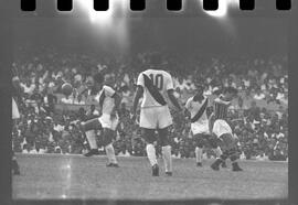 Fotografia "Jogos Campeonato Carioca; 'CAMPEONATO CARIOCA DE 1963' de PROFISSIONAIS (1º Turno) Jogos Vasco x Fluminense (3 x 1) Botafogo x Canto do Rio (3 x 0) America x Madureira (5 x 2) e Olaria x Portuguesa, Reportagem de Esporte" ([Local n/d] , 1963) [negativo]. / Fotógrafo(a): Equipe.  -- ITEM-0031.