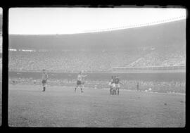 Fotografia "FUTEBOL = 'CAMPEONATO CARIOCA DE PROFISSIONAIS' Jogo Flamengo x Botafogo (3 x 1), America x Portuguesa (2 x 1), Madureira x Bangu (1 x 2), C. Grande x S. Cristovão (1 x 0) e C. Rio x Olaria (1 x 7), Reportagem de Esporte" ([Local n/d] , 1963) [negativo]. / Fotógrafo(a): Equipe.  -- ITEM-0081.