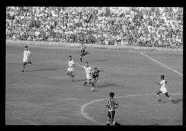 Fotografia "CAMPEONATO CARIOCA DE PROFISSIONAIS DE 1963' (1º TURNO) Jogo Botafogo x Campo Grande (2 x 0)" ([Local n/d] , 1963) [negativo]. / Fotógrafo(a): Demócrito; Ribeiro.  -- ITEM-0056.