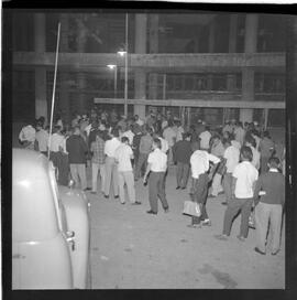 Fotografia "Blitz Policial na Favela do Esqueleto c/ [Duarte]; 'BATIDAS POLICIAIS' 'Blitz' Policial na Favela de Esqueleto, no Maracanã, Reportagem de Duarte" ([Local n/d] , 1963) [negativo]. / Fotógrafo(a): José Gomes; Gomes.  -- ITEM-0001.