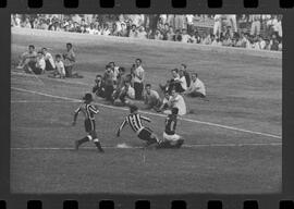 Fotografia "FUTEBOL = 'CAMPEONATO CARIOCA DE PROFISSIONAIS' Jogo Flamengo x Botafogo (3 x 1), America x Portuguesa (2 x 1), Madureira x Bangu (1 x 2), C. Grande x S. Cristovão (1 x 0) e C. Rio x Olaria (1 x 7), Reportagem de Esporte" ([Local n/d] , 1963) [negativo]. / Fotógrafo(a): Equipe.  -- ITEM-0239.