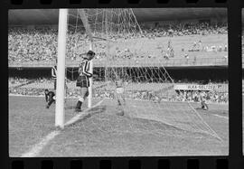 Fotografia "FUTEBOL = 'CAMPEONATO CARIOCA DE PROFISSIONAIS' Jogo Flamengo x Botafogo (3 x 1), America x Portuguesa (2 x 1), Madureira x Bangu (1 x 2), C. Grande x S. Cristovão (1 x 0) e C. Rio x Olaria (1 x 7), Reportagem de Esporte" ([Local n/d] , 1963) [negativo]. / Fotógrafo(a): Equipe.  -- ITEM-0197.