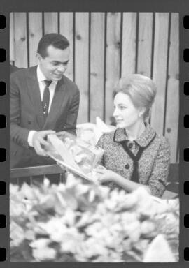 Fotografia "Churrascaria Gaúcha' Miss Paraná na Chur. Gaúcha Srta. Tania Maria Franco, homenageada com almoço na 'Churrascaria Gaúcha', Reportagem de Jonas Vieira" ([Local n/d] , 1963) [negativo]. / Fotógrafo(a): Adyr Vieira.  -- ITEM-0009.