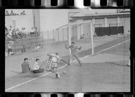 Fotografia "Campeonato Carioca de Profissionais de 63 (1° Turno) Esporte - jogo Fluminense (1 x 0) Bonsucesso" ([Local n/d] , 1963) [negativo]. / Fotógrafo(a): Democrito.  -- ITEM-0115.