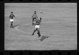 Fotografia "FUTEBOL = 'CAMPEONATO CARIOCA DE PROFISSIONAIS' Jogo Flamengo x Botafogo (3 x 1), America x Portuguesa (2 x 1), Madureira x Bangu (1 x 2), C. Grande x S. Cristovão (1 x 0) e C. Rio x Olaria (1 x 7), Reportagem de Esporte" ([Local n/d] , 1963) [negativo]. / Fotógrafo(a): Equipe.  -- ITEM-0119.