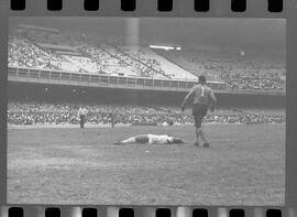 Fotografia "CAMPEONATO CARIOCA DE PROFISSIONAIS DE 1963' (1º Turno) Jogo Vasco da Gama x Olaria (1 x 0) no Maracanã" ([Local n/d] , 1963) [negativo]. / Fotógrafo(a): Demócrito; Ribeiro.  -- ITEM-0039.