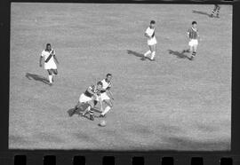 Fotografia "Jogos Campeonato Carioca; 'CAMPEONATO CARIOCA DE 1963' de PROFISSIONAIS (1º Turno) Jogos Vasco x Fluminense (3 x 1) Botafogo x Canto do Rio (3 x 0) America x Madureira (5 x 2) e Olaria x Portuguesa, Reportagem de Esporte" ([Local n/d] , 1963) [negativo]. / Fotógrafo(a): Equipe.  -- ITEM-0063.