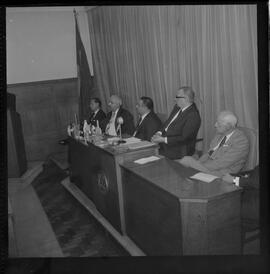 Fotografia "CONFEDERAÇÃO RURAL BRASILEIRA' Reunião na Confederação Rural Brasileira, Reportagem de Nelson Silva" ([Local n/d] , 1963) [negativo]. / Fotógrafo(a): Méra.  -- ITEM-0002.