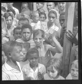 Fotografia "FAVELAS' Despejo de Favelas em Bonsucesso (Favela Nova Brasília em Bonsucesso), Reportagem de Paulo Cordeiro" ([Local n/d] , 1963) [negativo]. / Fotógrafo(a): Ribeiro.  -- ITEM-0008.