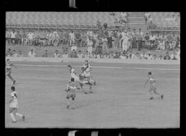 Fotografia "CAMPEONATO CARIOCA DE PROFISSIONAIS DE 1963' (1º Turno) Jogo Vasco da Gama x Olaria (1 x 0) no Maracanã" ([Local n/d] , 1963) [negativo]. / Fotógrafo(a): Demócrito; Ribeiro.  -- ITEM-0056.