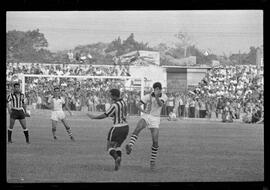 Fotografia "CAMPEONATO CARIOCA DE PROFISSIONAIS DE 1963' (1º TURNO) Jogo Botafogo x Campo Grande (2 x 0)" ([Local n/d] , 1963) [negativo]. / Fotógrafo(a): Demócrito; Ribeiro.  -- ITEM-0011.