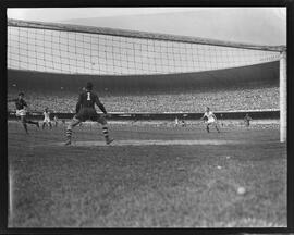 Fotografia "Futebol - Flamengo x Fluminense" ([Local n/d] , [Data n/d]) [negativo]. / Fotógrafo(a): Ângelo e Adir.  -- ITEM-0019.