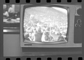 Fotografia "MISS UNIVERSO DE 1963' Miss Brasil na T.V. nos EE.UU. (Reportagem com desfilie [desfile] do Concurso de 'Miss' Universo 1963, com eleição da Brasileira Srta. Iêda Maria Vargas) (Reportagem pela televisão)" ([Local n/d] , 1963) [negativo]. / Fotógrafo(a): Veneziano.  -- ITEM-0002.